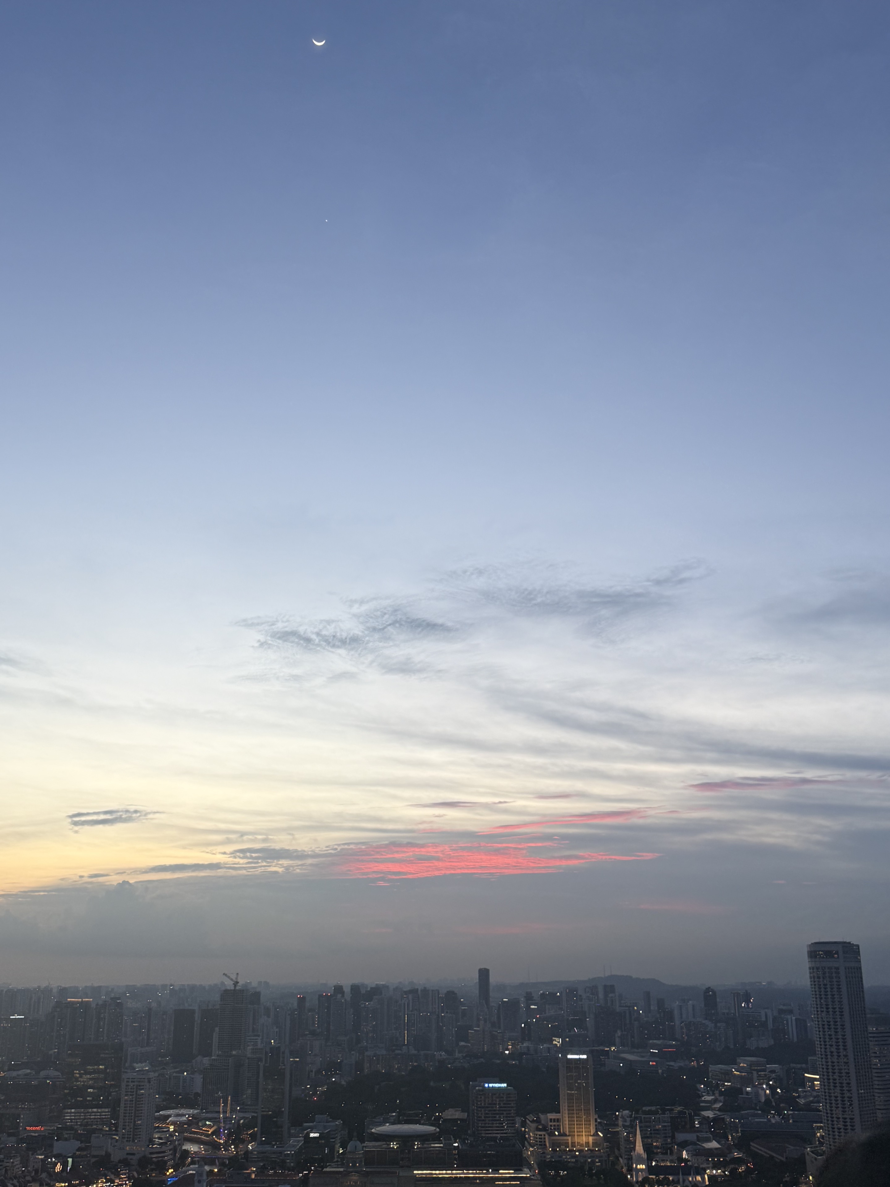 新加坡上空的新月